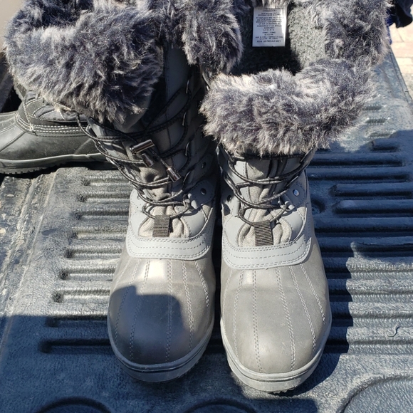 Womans Size 9 Boots - Picture 2 of 3